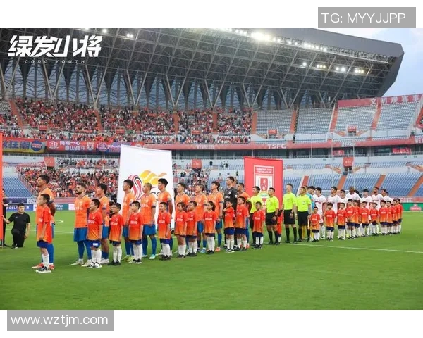 当岁月定格绿茵背影那一刻足球传奇的故事仍在继续