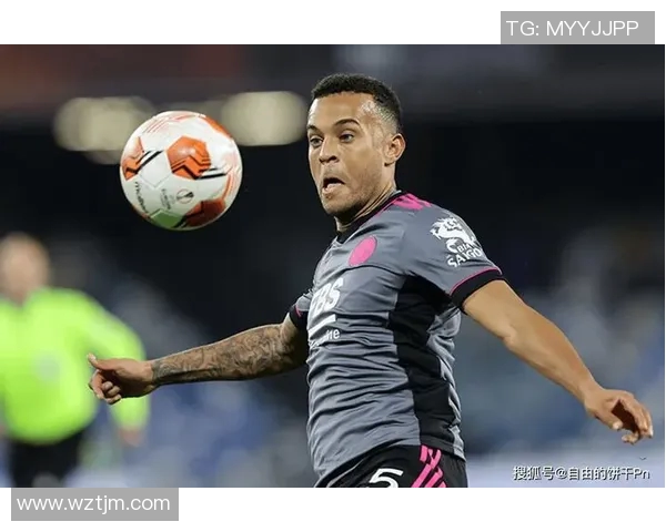 足球球星因脚疼烦恼难忍,幽默卡通画展现球场上的意外小插曲 足球球星因脚疼烦恼难忍,幽默卡通画展现球场上的意外小插曲